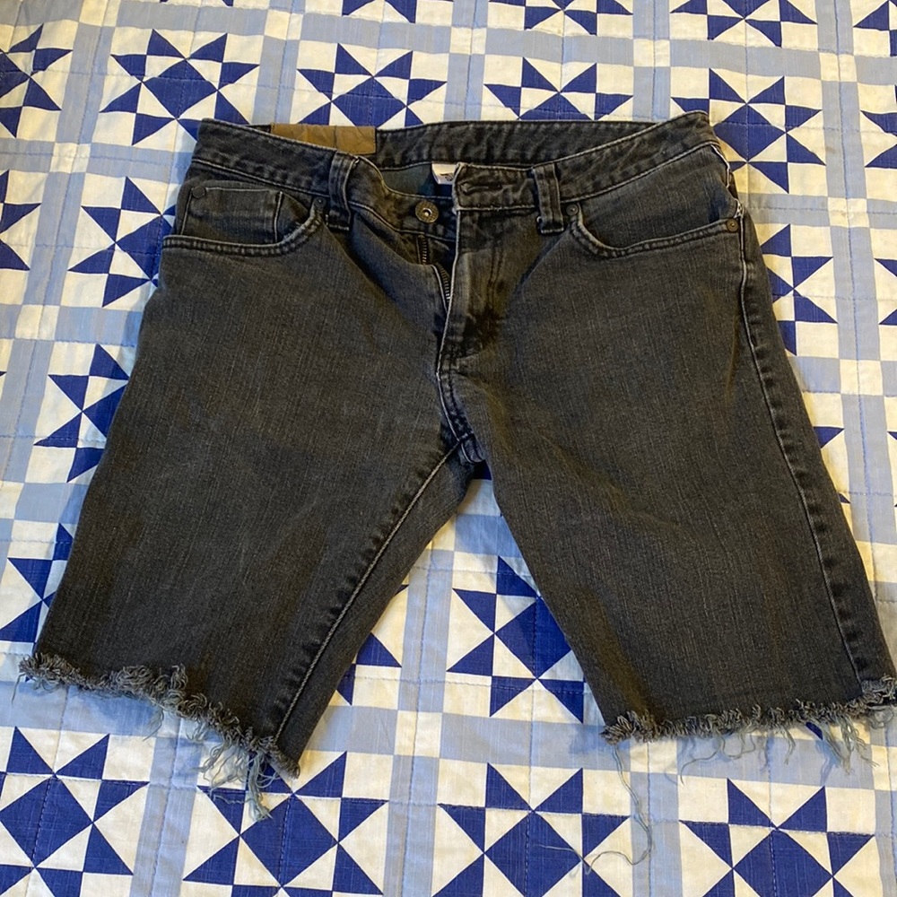Black jean shorts, slim fit, skate shorts
